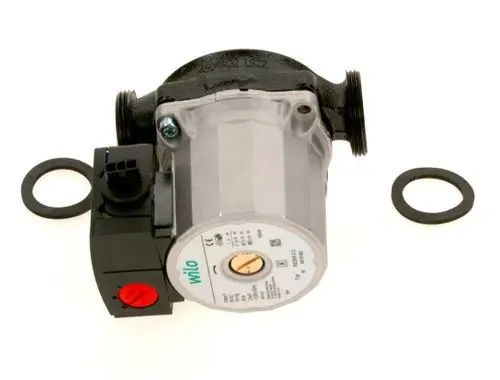 Bosch Pumpe mit schwarzem und silbernem Gehäuse, Anschluss an beiden Enden mit Gewinden, eine Dichtung und ein Schaltmodul sind sichtbar.